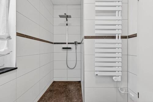 Gäste-Bad mit begehbarer Dusche - 