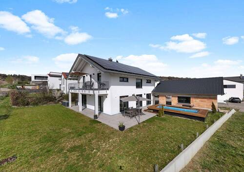 Garten umlaufend nach Süden und Westen - Einfamilienhaus mit 195,90 m&sup2; in Oberhausen / Unterhausen zum Kaufen