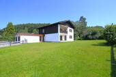 Hausansicht und Garten - **Stattliches Haus mit 2 Wohnungen und großem Grundstück in Miesbach - Kleinthal **