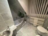 OG:Bad m.Wanne, Dusche, WC, Bidet - 