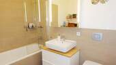 Modernes Bad mit Wanne - 