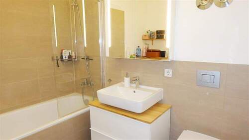 Modernes Bad mit Wanne - 