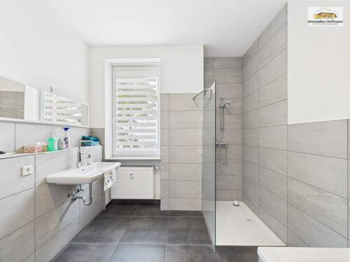 Badezimmer - 'Sanierte Altbauwohnung mit Garten - 4-Zimmer-Perle im Erdgeschoss in Hanau-Rosenau'