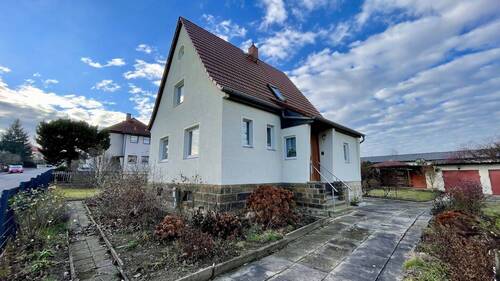 45° Frontansicht - Familientraum mit großem Grundstück