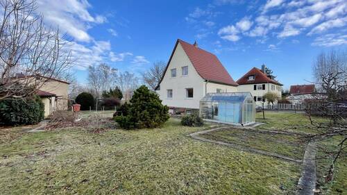 Garten mit Gewächshaus - 