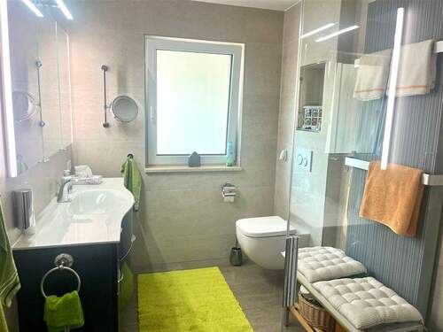 Bad mit Dusche - 