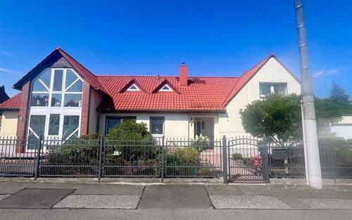 Straßenansicht - Großes EFH mit vielen Möglichkeiten- Keller, Gartenhaus, GarageCarport, Brunnen + toller Garten!