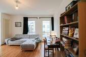 Wohnbereich und Balkon rechts - 2 Zimmer Etagenwohnung zum Kaufen in Berlin