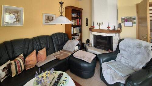 EG- Wohnzimmer mit Kamin - 