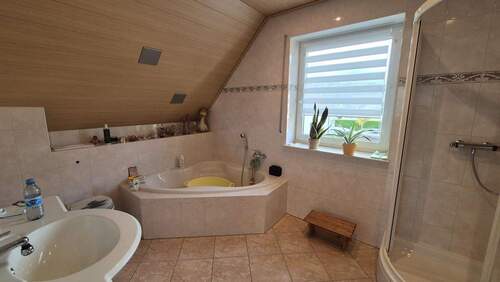 DG - Badezimmer mit Wanne und Dusche - 