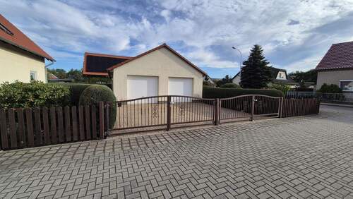 Garagenansicht mit Zufahrt - 4 Zimmer Einfamilienhaus zum Kaufen in Weißwasser