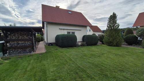Blick aufs Haus aus dem Garten - Einfamilienhaus mit 118,00 m&sup2; in Weißwasser zum Kaufen