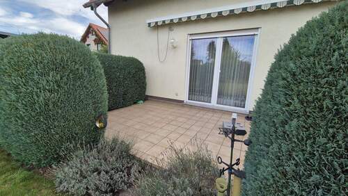 gemütliche Außenterrasse mit Markise - 