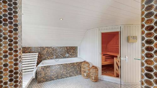 Badezimmer mit Sauna - 
