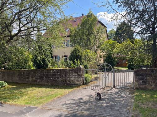 Eingang/Auffahrt - 1 Zimmer Mehrfamilienhaus, Wohnhaus in Bischbrunn
