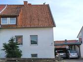Straßenansicht - Doppelhaushälfte mit Nebengebäude, kleinem Garten und Doppelcarport in Alfeld (Leine)