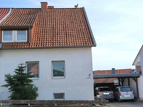 Straßenansicht - Doppelhaushälfte mit Nebengebäude, kleinem Garten und Doppelcarport in Alfeld (Leine)