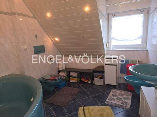 Tageslichtbad mit Wanne im DG - 