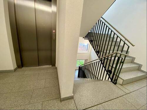 Treppenhaus und Fahrstuhl - Etagenwohnung mit 72,00 m&sup2; in Hamburg zum Kaufen