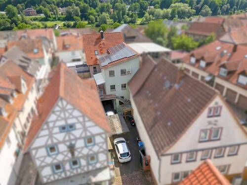 Hausansicht mit Einfahrt & Stellplätze - 