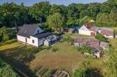 Drohnenansicht - KENSINGTON - Exklusiv - Massives Wohnhaus mit separatem Gästehaus und weitem Blick über die Felder
