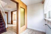 Flur Blick ins Wohnzimmer - 3 Zimmer Doppelhaushälfte zum Kaufen in Bad Schwartau