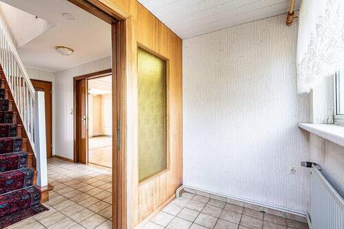 Flur Blick ins Wohnzimmer - 3 Zimmer Doppelhaushälfte zum Kaufen in Bad Schwartau