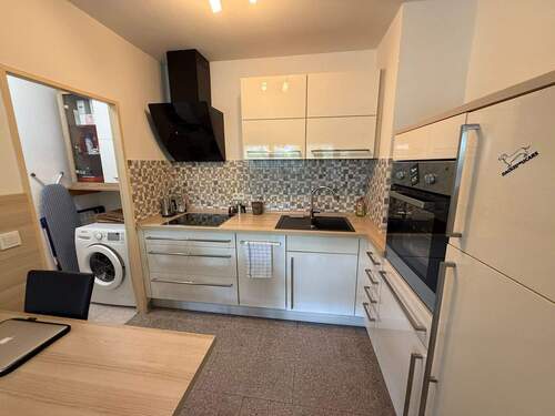 offene moderne Küche mit Abstellkammer - 2 Zimmer Etagenwohnung in München
