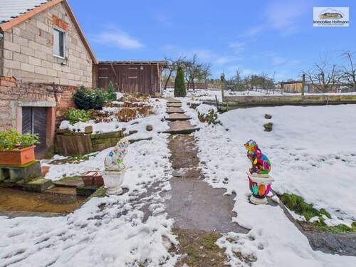 Garten mit Stall und Bachlauf - 