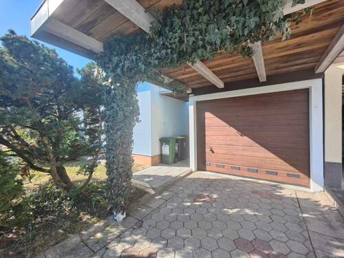 Garage und Stellplatz - 