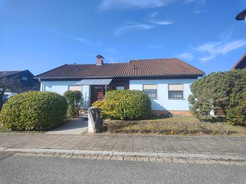 Ansicht von der Straße - Wohnen im Bungalowstil in ruhiger Wohnlage