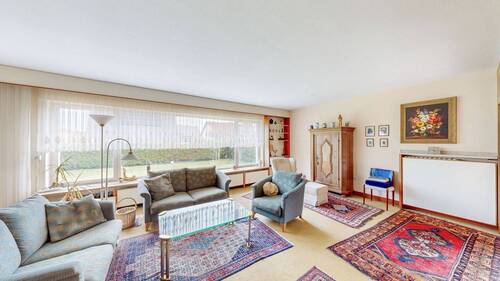 Wohnzimmer mit Blick in den Garten - 7 Zimmer Doppelhaushälfte in Höchberg