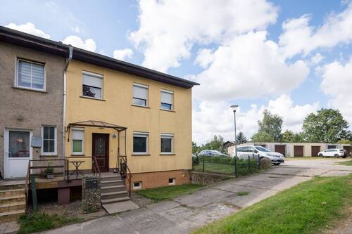 Hausansicht mit Eingangsbereich - 