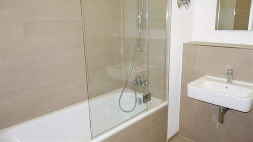 Modernes Bad mit Wanne - 