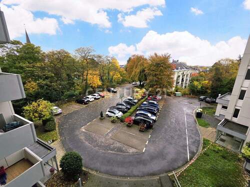 Ansicht Parkplatz - 4 Zimmer Etagenwohnung in Mülheim