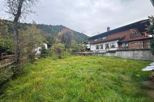Blick in den Garten - Mehrfamilienhaus, Wohnhaus mit 100,00 m² in Garmisch-Partenkirchen zum Kaufen