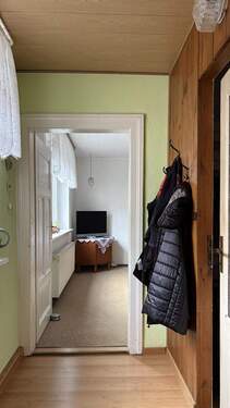 Flur EG Richtung Esszimmer und Bad - 