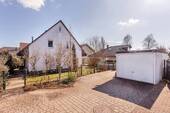 Hausansicht mit Garage - 