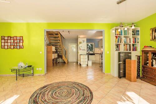 Wohnzimmer mit Blick in den Flur und Küche - 