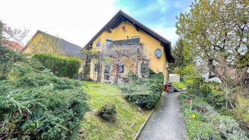 Eingangsweg - 4 Zimmer Einfamilienhaus zum Kaufen in Frohburg