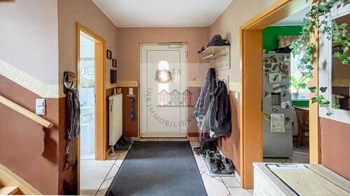 Flur Erdgeschoss/Haustür - 4 Zimmer Einfamilienhaus in Frohburg