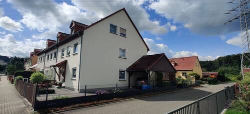 Straßenblick zum Carport.jpg - 7 Zimmer Mehrfamilienhaus, Wohnhaus zum Kaufen in Flöha