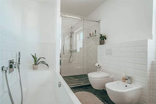 ...mit Dusche und Badewanne - 