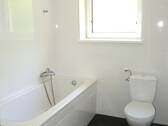 Badezimmer mit Wanne und Fenster - 