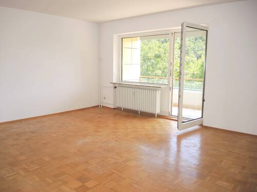 Wohnzimmer mit Balkonzugang - Gepflegte 3-Zimmer Wohnung ca. 74 m² Wohnfläche + Balkon, Bad Brückenau-Staatsbad