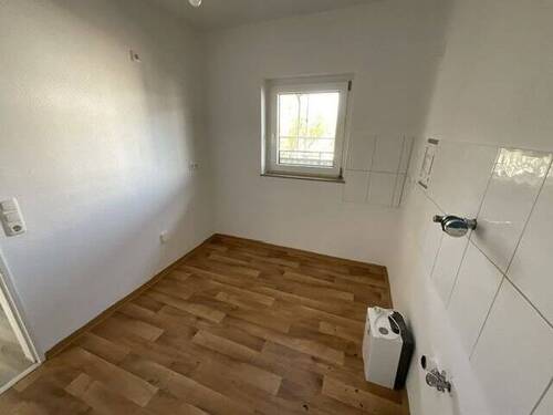 Renovierte Küche mit Laminatfußboden und Wasseranschlüssen. - 