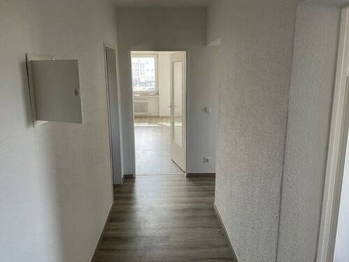Renovierter Flurbereich mit Laminatfußboden. - 