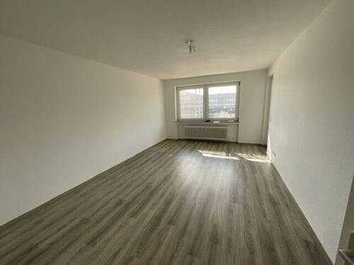 Weiteres Beispiel eines renovierten Wohnzimmers mit Balkon und Laminatfußboden. - 