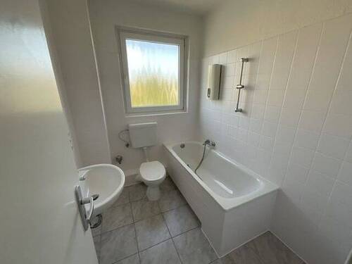Beispiel für ein renoviertes Tageslichtbad mit Wanne. - 
