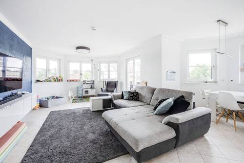 Wohnen - AIGNER - Großzügige, gepflegte und ruhige 4-Zimmer-Wohnung mit drei Balkonen